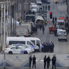 Fuerzas de seguridad y unidades de emergencia en la céntrica calle Loi de Bruselas.-REUTERS / VINCENT KESSLER