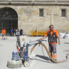 Operarios pulen el aglomerado del suelo de la plaza de Santa María.-E.M.
