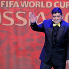 Maradona, durante el sorteo del Mundial de fútbol, en Moscú.-YURI KOCHETKOV (EFE)