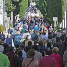 Afluencia de personas por la calle principal del cementerio de San José era constante.-RAÚL G. OCHOA