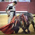 Jiménez Fortes frente a un toro de Conde de Mayalde en San Pedro el año pasado.-ECB