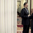 Rajoy y Acebes, en los pasillos del Congreso.-Foto: EFE / EMILIO NARANJO