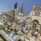 La suntuosa carroza que porta el cuerpo de Cristo sale de la Catedral.-SANTI OTERO