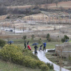 Varios jugadores realizan un recorrido por el Golf de Saldaña con las parcelas al fondo, urbanizadas y sin edificar de la urbanización en que se enclava.-RAÚL OCHOA
