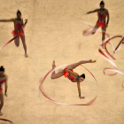 Uno de los ejercicios del combinado español de gimnasia rítmica.-Foto: AFP