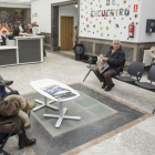 Varios usuarios en la recepción del Centro Cívico San Juan donde se ubica el Área de Mujer.-SANTI OTERO