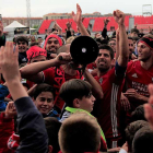Los jugadores del CD Mirandés festejan con su afición el título de liga conquistado ante el Gernika-Alfonso G. Mardones