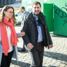 Meritxell Serret y Toni Comín, este miércoles, a su salida del palacio de justicia de Bruselas. /-AFP