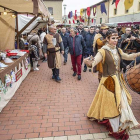 La comitiva desfila por las calles del pueblo antiguo, engalanadas a la usanza medieval.-SANTI OTERO