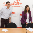 Esther Peña junto al secretario local del PSOE.-ISRAEL L. MURILLO