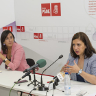 Ana Sánchez observa a Esther Peña en un momento de la comparecencia de ayer en Burgos. ISRAEL L. MURILLO