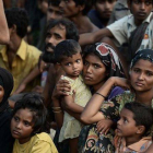 Inmigrantes Rohingya en una embarcación frente a las costas de Tailandia.-Foto: AFP / CHRISTOPHE ARCHAMBAULT