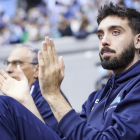 Marc García aplaude a sus compañeros desde el banquillo en un partido de la presente temporada. B. B. HOJAS / SPB