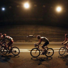 Los corredores de la Vuelta, en el interior de un túnel.-EFE / JAVIER LIZON