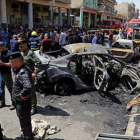Destrozos causados por el atentado yihadista en el barrio bagdatí de Karrada.-AP / KARIM KADIM