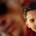 Jorge Lorenzo, en su museo de Andorra, con un retrato de su ídolo Ayrton Senna al fondo.-ALEJANDRO CERESUELA