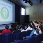 En la imagen, Antonella Broglia, durante su intevención de ayer ante los alumnos.-RAÚL G. OCHOA