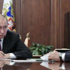 Vladimir Putin con su ministro de Defensa, Sergei Shoigu, durante la reunión mantenida en el Kremlin.-AP / ALEXEI NIKOLSKY