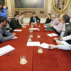 Reunión del alcalde, los concejales de Hacienda y Fomento y Esther Peñalba por parte del PSOE, con los representantes de los trabajadores.-SANTI OTERO