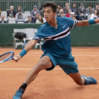 Álvarez se desliza sobre la arcilla de París para conectar la volea de revés.-WWW.ITFTENNIS.COM