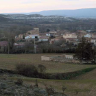 La nueva alternativa de Fomento prevé la instalación de la vía férrea a tan solo 200 metros del cementerio de Rojas.-G. G.