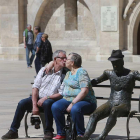 Una pareja de turistas se inmortaliza con el peregrino y la Catedral.-RAÚL G. OCHOA