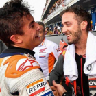 Marc Márquez y Andrea Dovizioso se saludan en el corralito de Tailandia tras una gan carrera.-MOTOGP.COM