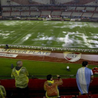 Aspecto que presentaba el Estadio Monumental de Buenos Aires poco antes de la hora de inicio del partido.-AP / NATACHA PISARENKO