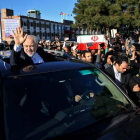 El ministro de Esteriores de Irán, Mohammad Javad Zarif, recibido en Teherán por una multitud de ciudadanos que festejaban el acuerdo de Lausana.-Foto:   AP / EBRAHIM NOROOZI