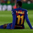 Dembelé lesionado en el cesped del Camp Nou en el partido de la UEFA contra el Borussia Dortmund.-AFP / JOSEP LAGO