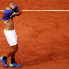 Nadal celebra su décimo Roland Garros en París tras ganar a Wawrinka en tres sets.-JULIAN FINNEY