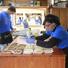 Una cocinera prepara las tapas en una caseta en una imagen de archivo.-RAÚL G. OCHOA