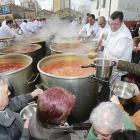 Miembros de la cofradía cocinan los titos. ISRAEL L. MURILLO
