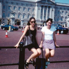Meghan y una amiga, ante el palacio de Buckingham, cuando tenía 15 años.-/ EL PERIÓDICO