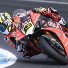 Álvaro Bautista y su Ducati Panigale han vuelto a ganar en la tercera carrera del Mundial de Superbikes.-EFE / JULIAN SMITH