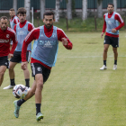 Imagen del primer entrenamiento de la pretemporada del Burgos CF, en La Deportiva. SANTI OTERO