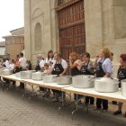 El lechazo es el eje del concurso en el que ayer participaron 26 cocineros, y que finalmente ganó la peña El puntazo.-G. G.