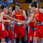 Las jugadoras de la selección española se conjuran durante un partido reciente.-FEB
