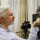 El fundador de WikiLeaks, Julian Assange, en la Embajada ecuatoriana en Londres.-REUTERS