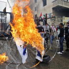 Manifestantes queman una bandera de Israel frente a la embajada de Estados Unidos en Beirut, Líbano.-AP / BILAL HUSSEIS