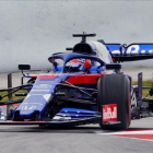 El ruso Daniil Kvyat ha revolucionado hoy los ensayos de F-1 de Montmeló al lograr el mejor tiempo con el Toro Rosso-Honda.-EFE / ALEJANDRO GARCÍA