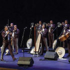 La escenografía del concierto fue tan sencilla como el grupo de mariachis, sus instrumentos y su vestimenta tradicional, coronada por su carismático sombrero.-SANTI OTERO