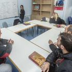 Un grupo de personas participa en uno de los talleres que Cáritas imparte en su sede de la calle San Francisco.-ISRAEL L. MURILLO