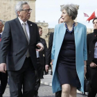 El presidente de la Comisión Europea, Jean-Claude Juncker, y la primera ministra británica, Theresa May, en La Valeta (Malta).-