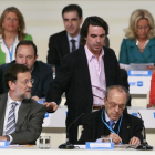 José María Aznar pasa por el lado de Mariano Rajoy, sentado junto a Manuel Fraga, en la clausura del XVI congreso nacional del PP, en el 2008 en Valencia-MIGUEL LORENZO
