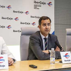 El gerente de Miranda Empresas, Roberto Martínez, el director de la Zona 4 de Ibercaja, y el concejal de Promoción Económica, Miguel Ángel Adrián, presentaron ayer el evento en Burgos.-SANTI OTERO