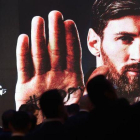 Un cartel con la imagen de Messi en la gala benéfica de El Cairo, este martes.-AFP / MOHAMED EL-SHAHED