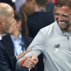 Zinedine Zidane y Jurgen Klopp se desean suerte antes de la final de la Champions. /-AP / PAVEL GOLOVKIN