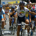 Isaac Gálvez gana la última etapa de la Volta del 2004, en Barcelona.-ARCHIVO / BERNAT ARMANGUÉ
