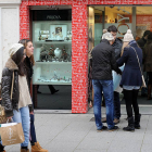 Gente de compras en la calle Santander, en la capital.-ISRAEL L. MURILLO